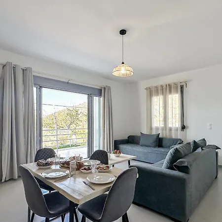Raches Sea View Apartment דירה *